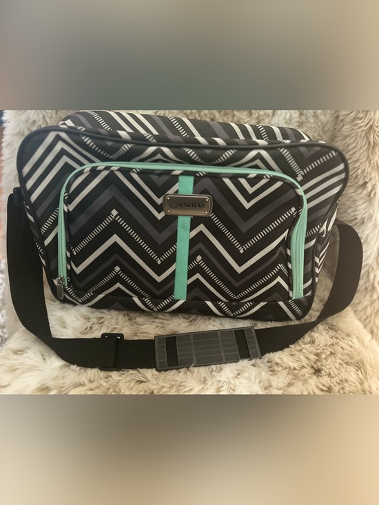 Magellan Outdoors Handbags - Magellan Outdoors Black & White Chevron Travel Crossbody with Mint Trim